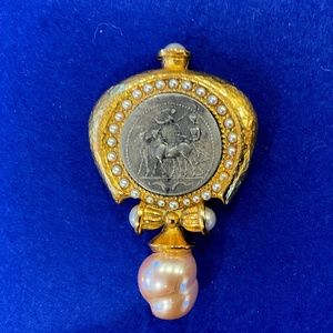 VINTAGE BARRERA PEARL & HAMMERED GOLD PLATED BROOCH